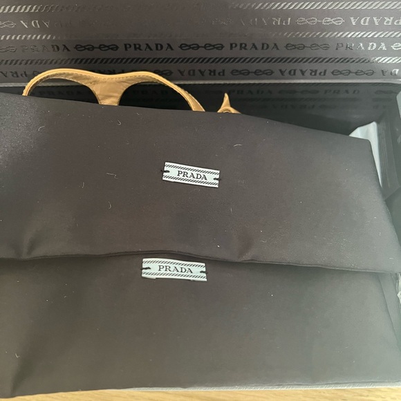 PRADA bow sandals. Prettiest patent leather bow great for the pool or everyday! - Picture 4 of 10